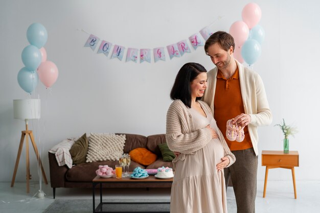 Photo gratuite couple vue de face à la fête de révélation du genre