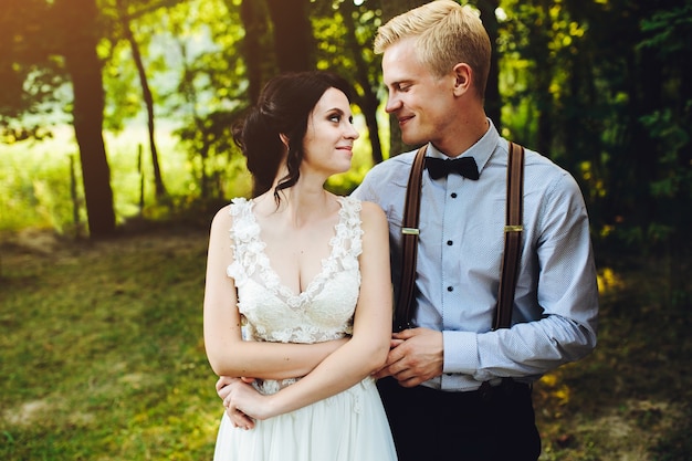 Couple yeux dans les yeux