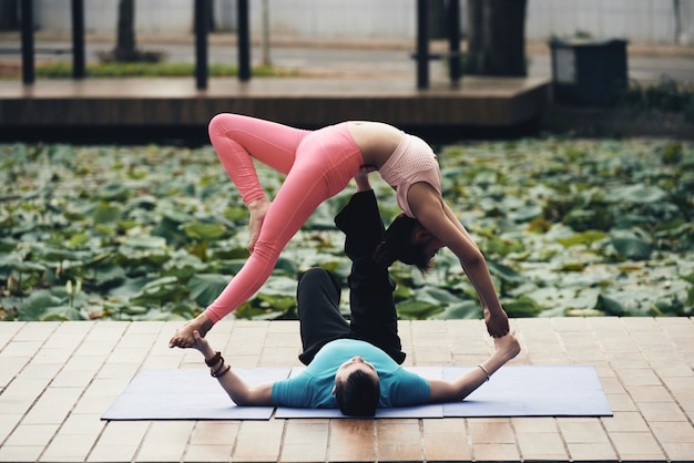 Photo gratuite couple yoga