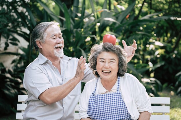 Couples âgés Cuisiner des aliments sains ensemble