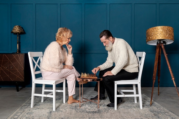 Couples aînés, jouer échecs