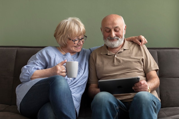 Couples aînés, regarder, tablette, coup moyen