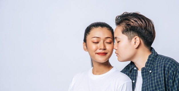 Les couples de femmes se lèvent et la joue parfumée.