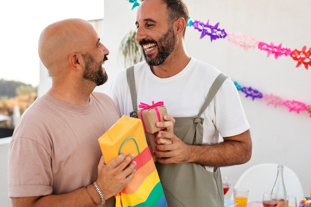 Photo gratuite couples homosexuels célébrant leur anniversaire