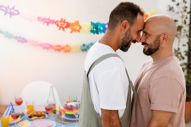 Photo gratuite couples homosexuels célébrant leur anniversaire