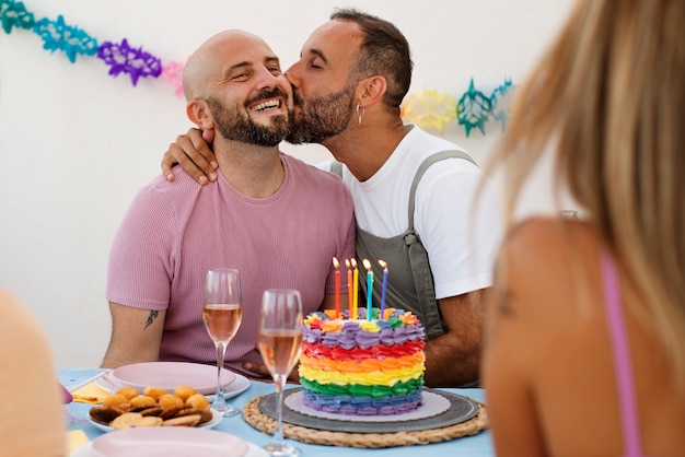 Couples homosexuels célébrant leur anniversaire