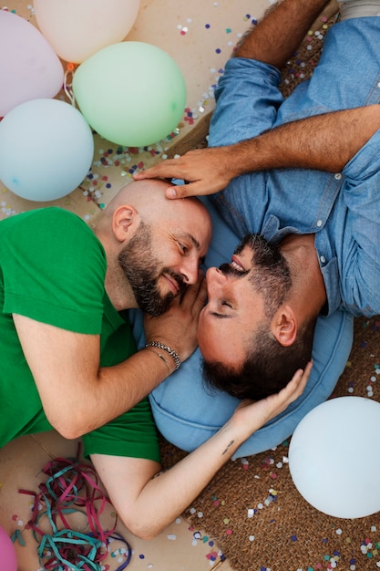 Photo gratuite couples homosexuels célébrant leur anniversaire