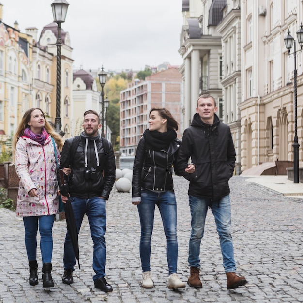 Couples marchant sur la rue de la ville