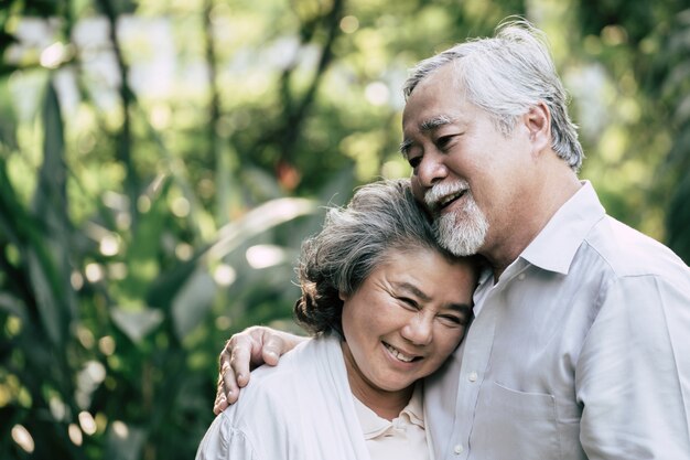 Couples de personnes âgées dansent ensemble