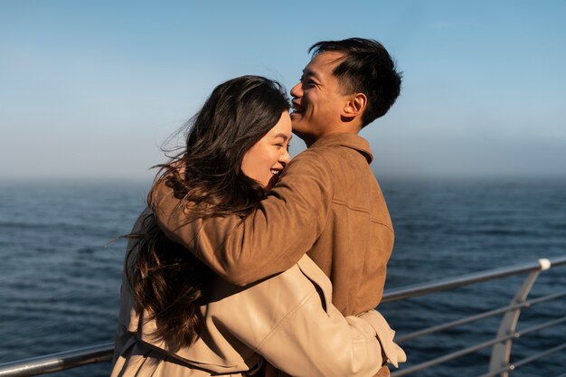 Couples s'embrassant près de la mer