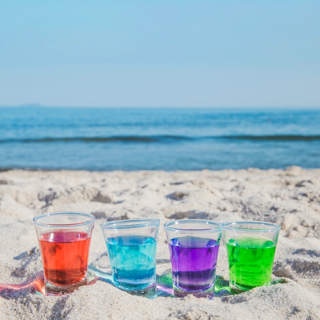 Des coups d&#39;alcool brillants sur le sable