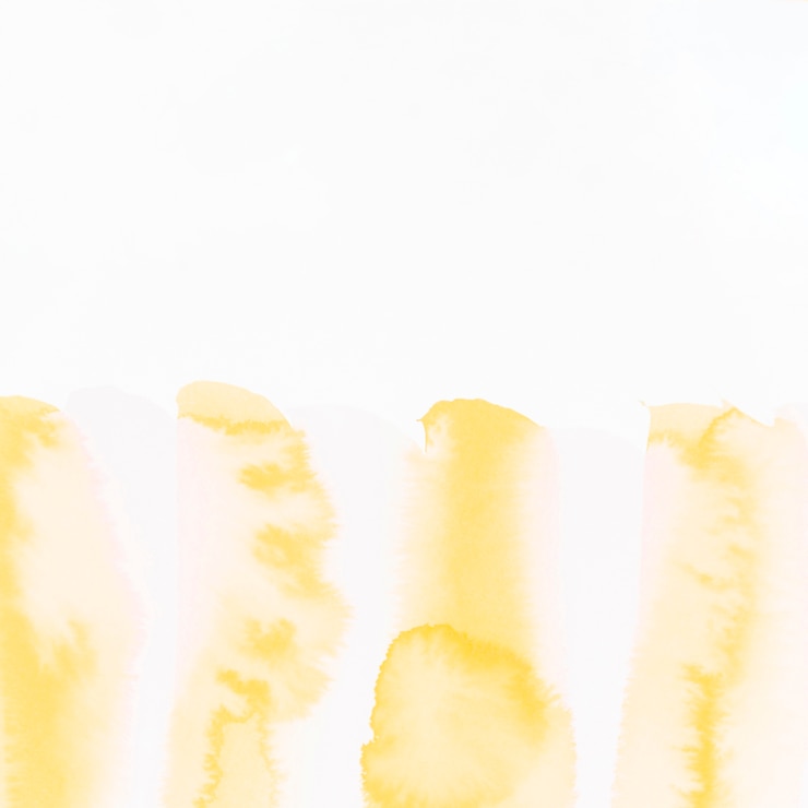 Photo gratuit coups de pinceau aquarelle jaune sur fond blanc