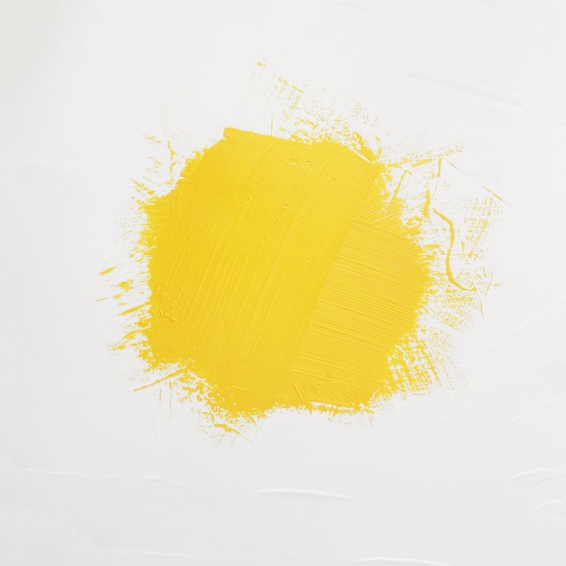 Coups de pinceau de peinture jaune avec un espace pour votre propre texte