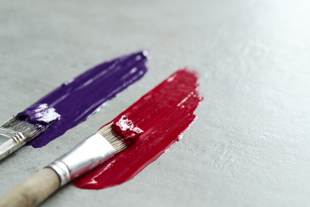 coups de pinceau rouge et violet