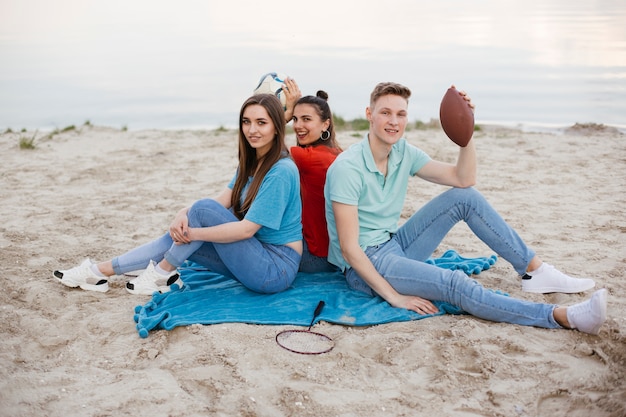 Photo gratuite coups plein d'amis posant près du lac