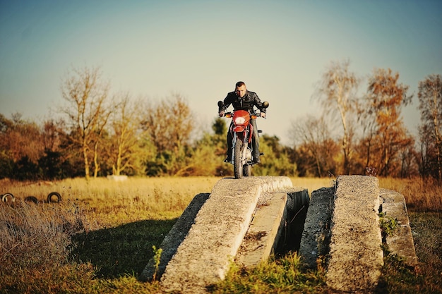 Coureur d'enduro assis sur sa moto