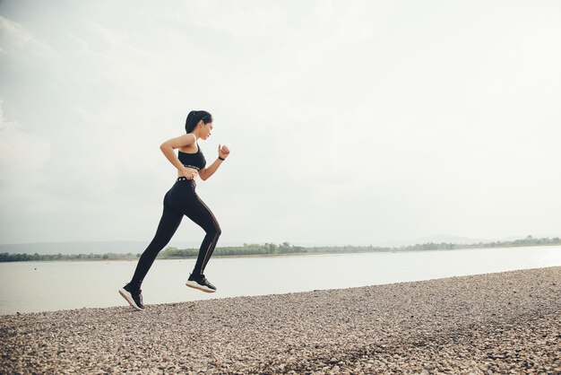 coureur de femme jeune fitness