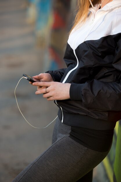 Coureur fille avec téléphone portable, gros plan