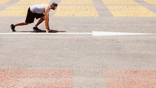 Photo gratuite coureur masculin en position de course