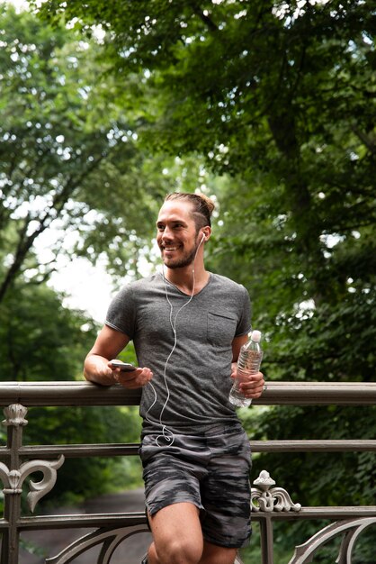 Coureur s'appuyant sur une clôture en métal