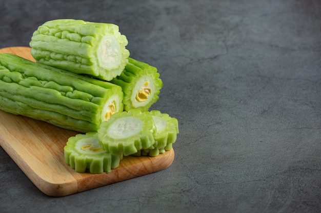 Courge amère hachée mis sur une planche à découper en bois