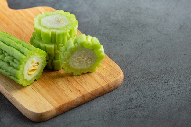 Courge amère hachée mis sur une planche à découper en bois