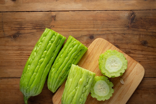 Courge amère hachée mis sur une planche à découper en bois