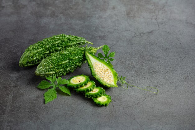 Courge amère hachée posée sur un sol sombre