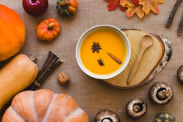 Photo gratuite courges et champignons près de soupe