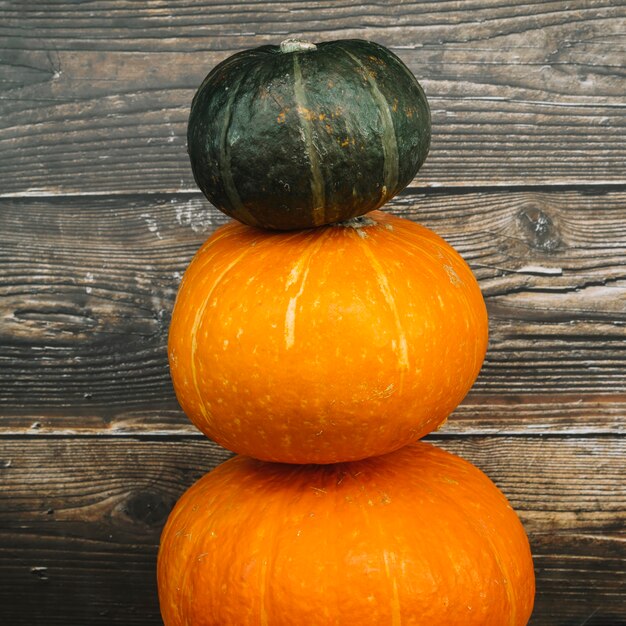 Courges près du mur en bois