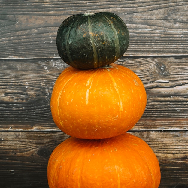 Courges près du mur en bois