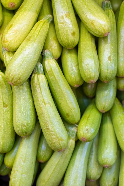 Courgettes vertes dans le stock d'épicerie