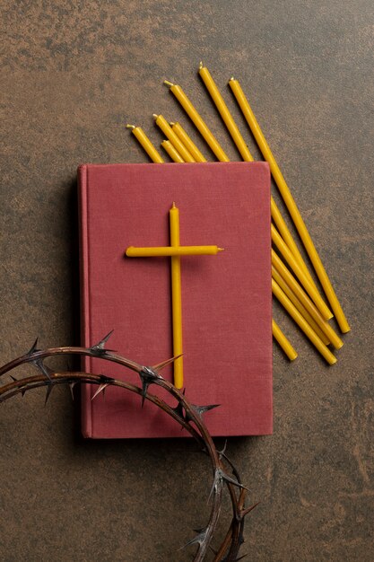 Photo gratuite couronne d'épines et bible au-dessus de la vue