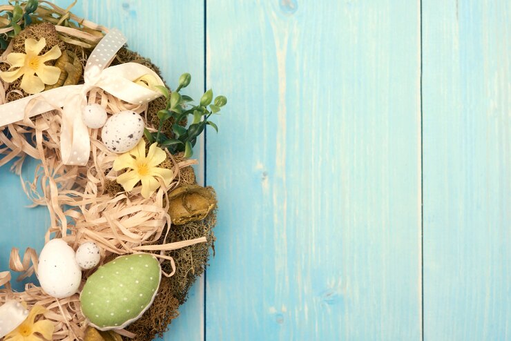Photo gratuit une couronne faite à la main sur une planche bleue pastel