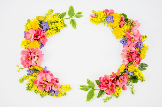 Couronne de fleurs colorée