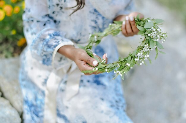 Couronne de mariage gypsophile et ruscus, couronne florale de mariée en mains