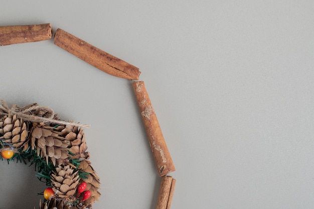 Une couronne de Noël avec des bâtons de cannelle.