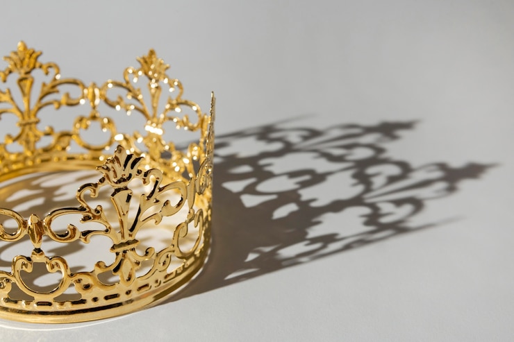 Photo gratuit couronne en or avec ombre du jour de l'épiphanie