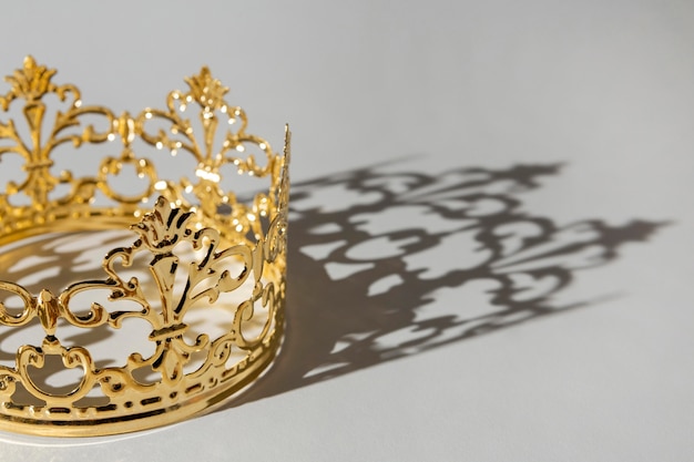 Couronne en or avec ombre du jour de l'Épiphanie