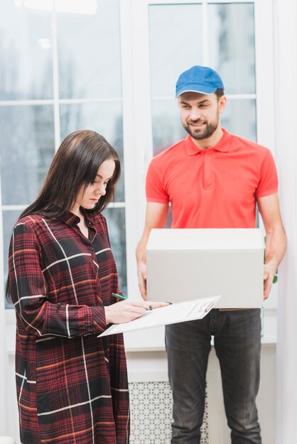 Courrier en attente d&#39;une réception de signature de femme