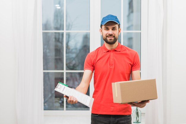 Courrier avec boîte et presse-papiers