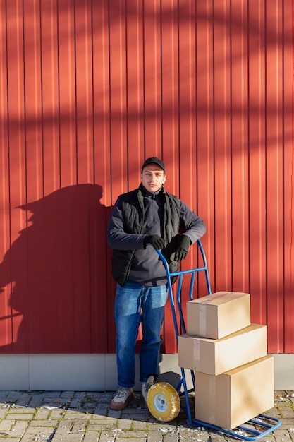 Courrier faisant la logistique des travaux