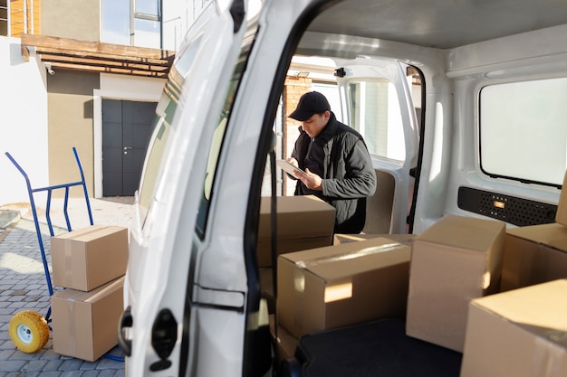 Photo gratuite courrier faisant la logistique des travaux