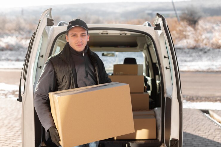 Photo gratuit courrier faisant la logistique des travaux