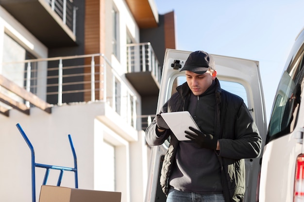 Courrier faisant la logistique des travaux