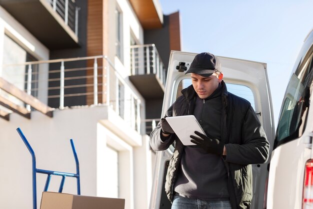 Courrier faisant la logistique des travaux