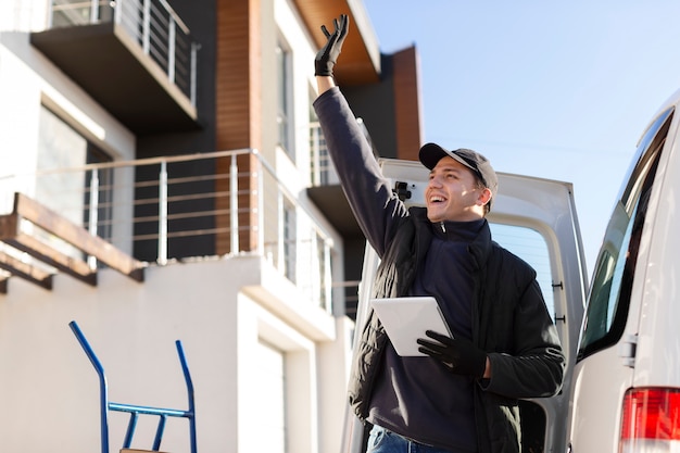 Courrier faisant la logistique des travaux