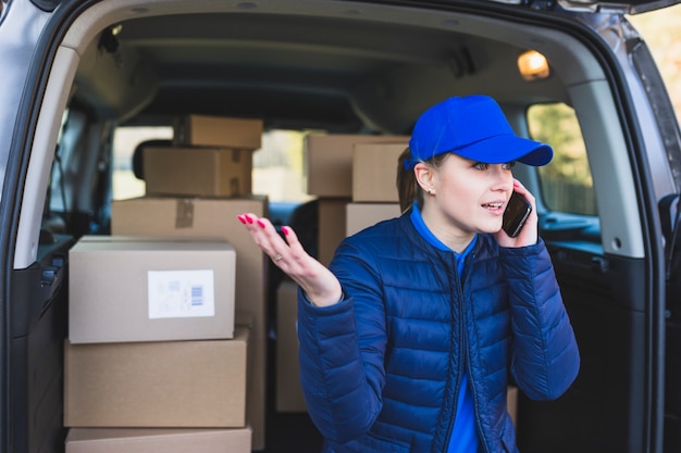 Courrier féminin, parler au téléphone dans la voiture