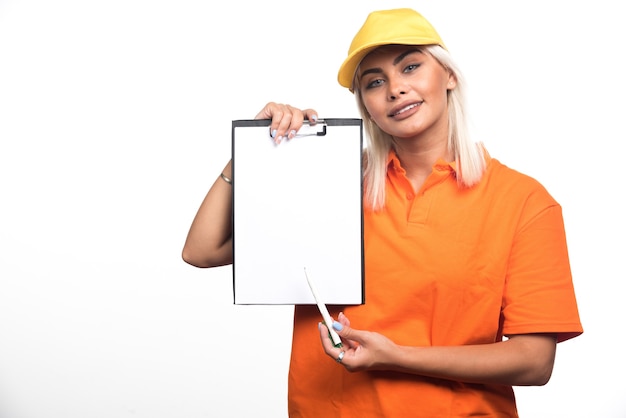 Courrier féminin pointant sur un cahier vide sur fond blanc. Photo de haute qualité