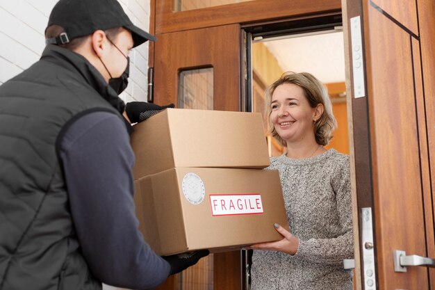 Courrier livrant le colis au client